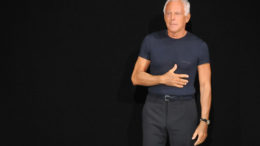 giorgio-armani-con-la-storica-tshirt-blu-thumb-500x333-25557.jpg