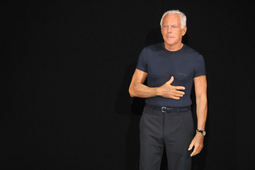 giorgio-armani-con-la-storica-tshirt-blu-thumb-500x333-25557.jpg