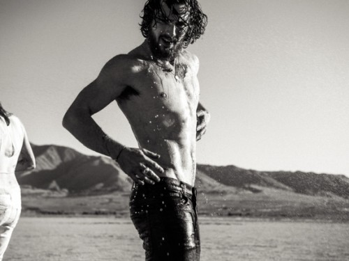 aaron-taylor-johnson-flaunt-06242015-08-580x435