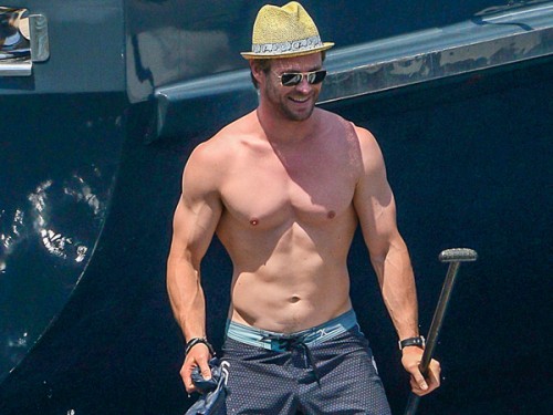 chris-hemsworth-shirtless-france-07062015-lead02-600x450