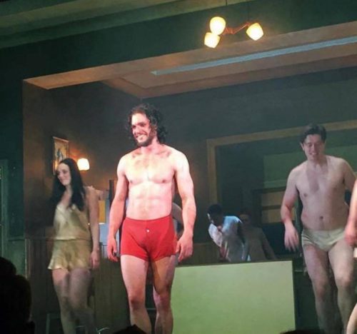 le_foto_di_kit_harington_a_teatro_con_doctor