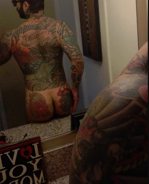 model-alex-minsky-naked-ass-selfie-