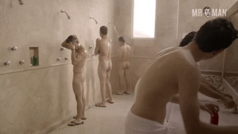 Club de Cuervos shower butt