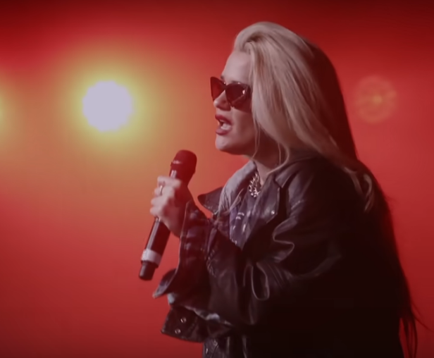 Sky Ferreira performs "I need you now" at Coachella